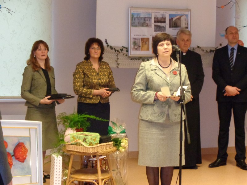 Sveikino žodžius taria VšĮ Kazlų Rūdos Socialinės paramos centro Direktorė Renata Andriušienė